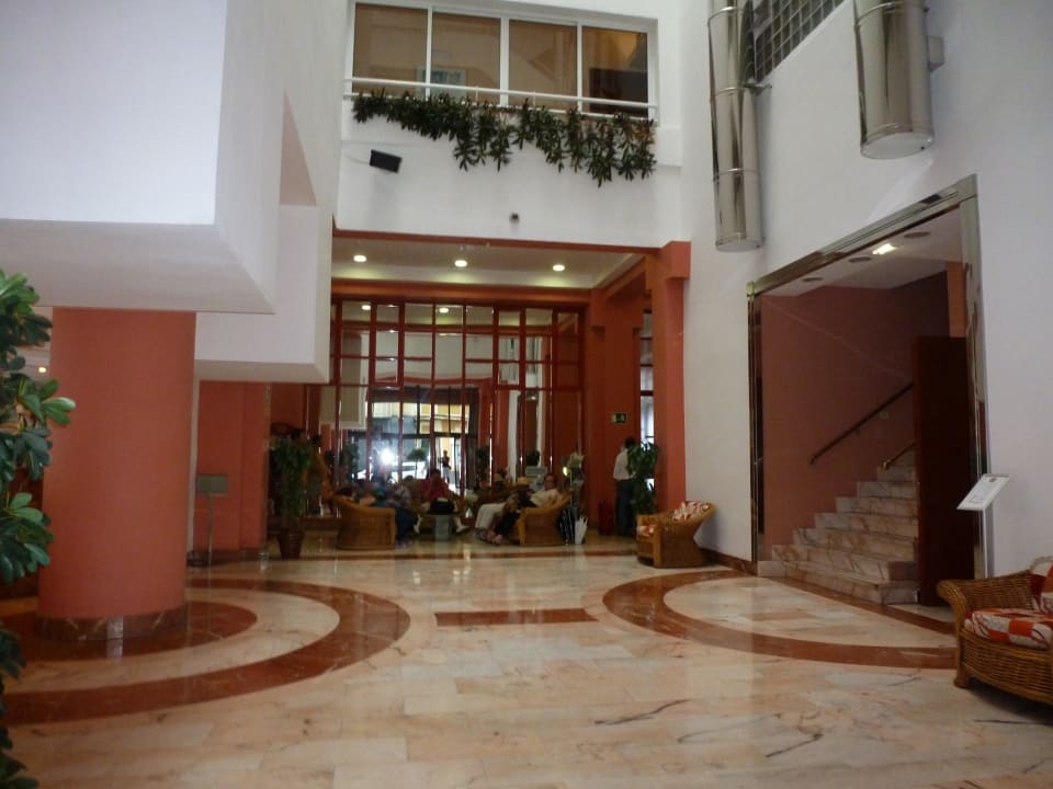 Zu den Aufzügen Bull Astoria