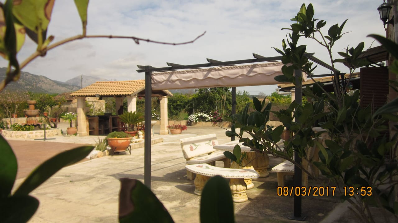 Sitzplatz aus Stein mit Sonnenschutz Finca Cas Pec