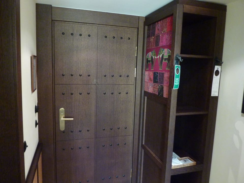 Tür und Regal statt Schrank Park-Hotel Hagenbeck