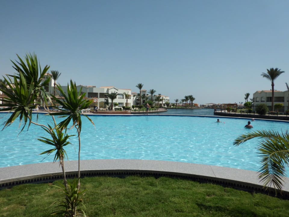Blick vom Pool über die Lagune bis zum Strand Pickalbatros Dana Beach Resort - Hurghada