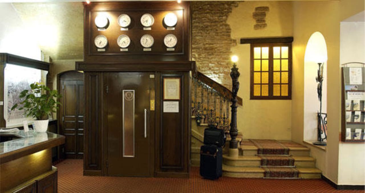 La réception Hotel Le Jura Dijon