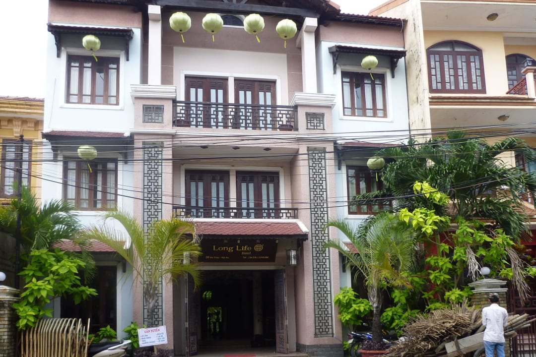 Das Hotel von der Straße aus gesehen Hotel Long Life / Thanh Xuan Hotel