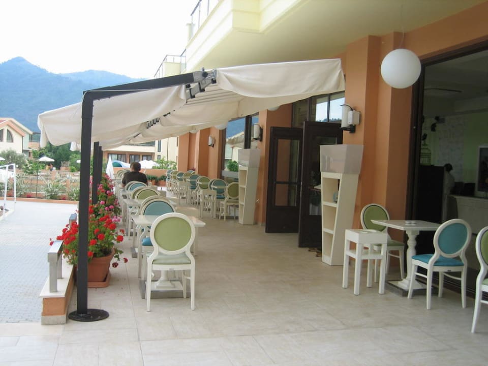 Frühstück draußen Alexandra Golden Boutique - Adults only