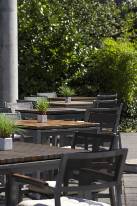 Essen auf der Terrasse Radisson Blu Hotel Frankfurt