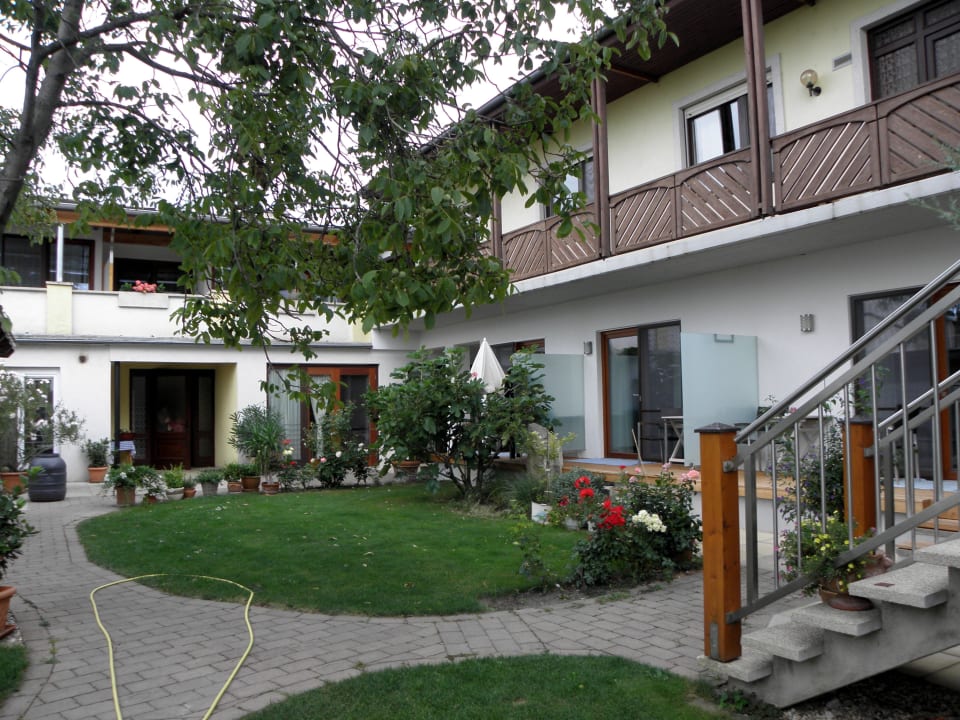 Gepflegter schöner Garten Gästehaus Weinhandl
