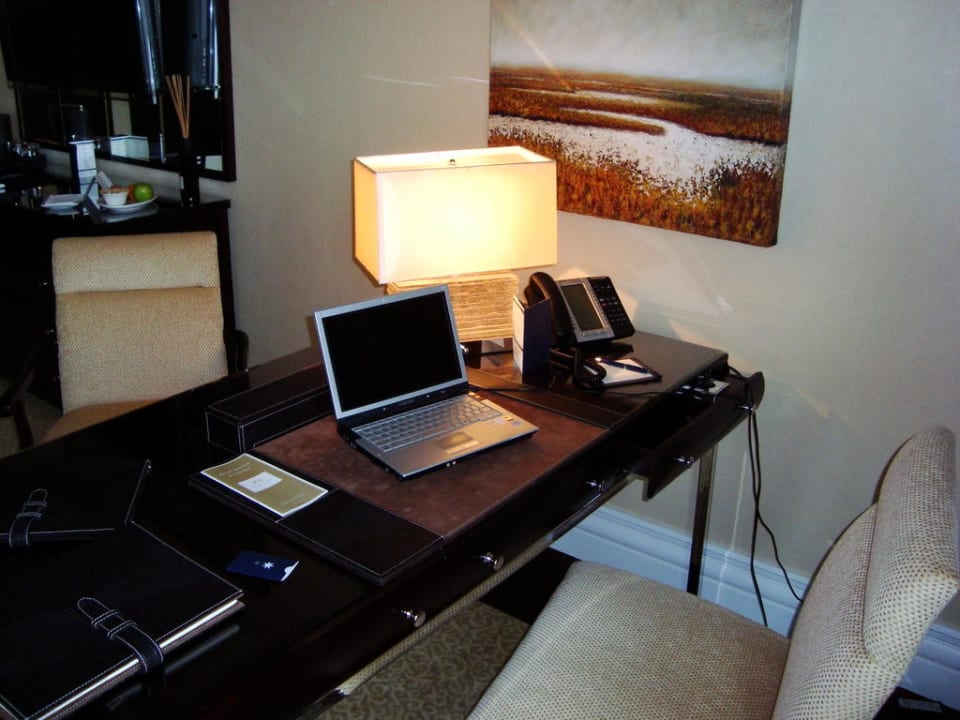 Schreibtisch mit zwei Sesseln Breidenbacher Hof