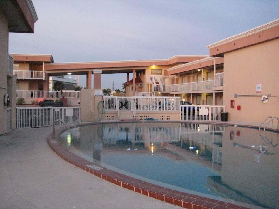 Pool Hotel Roomba Inn & Suites