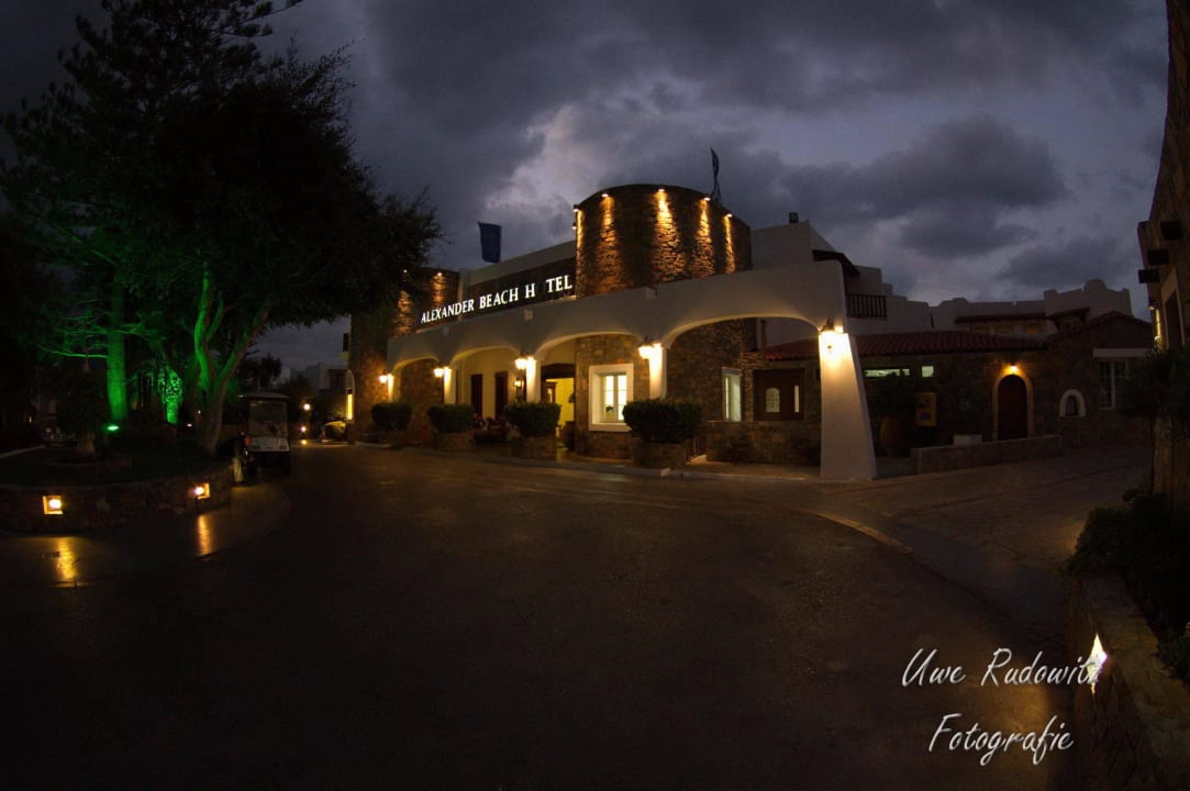 Haupteingang Alexander Beach Hotel & Village Resort