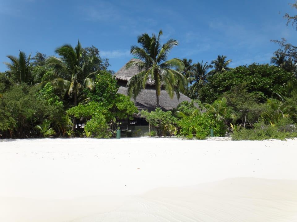 Blick auf den Strand, Restaurant im Hintergrund Adaaran Club Rannalhi - All Inclusive