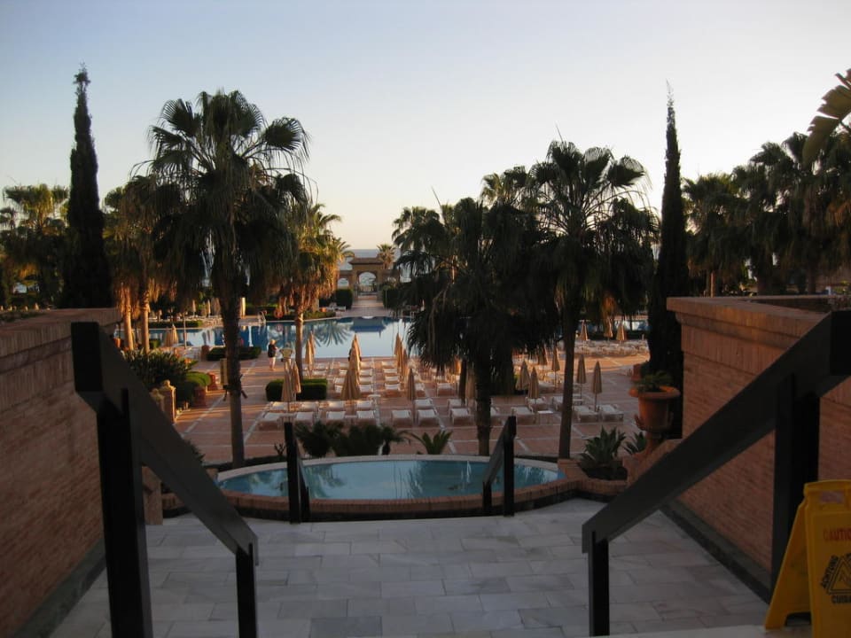 Blick von der Halle auf den Pool Iberostar Waves Málaga Playa