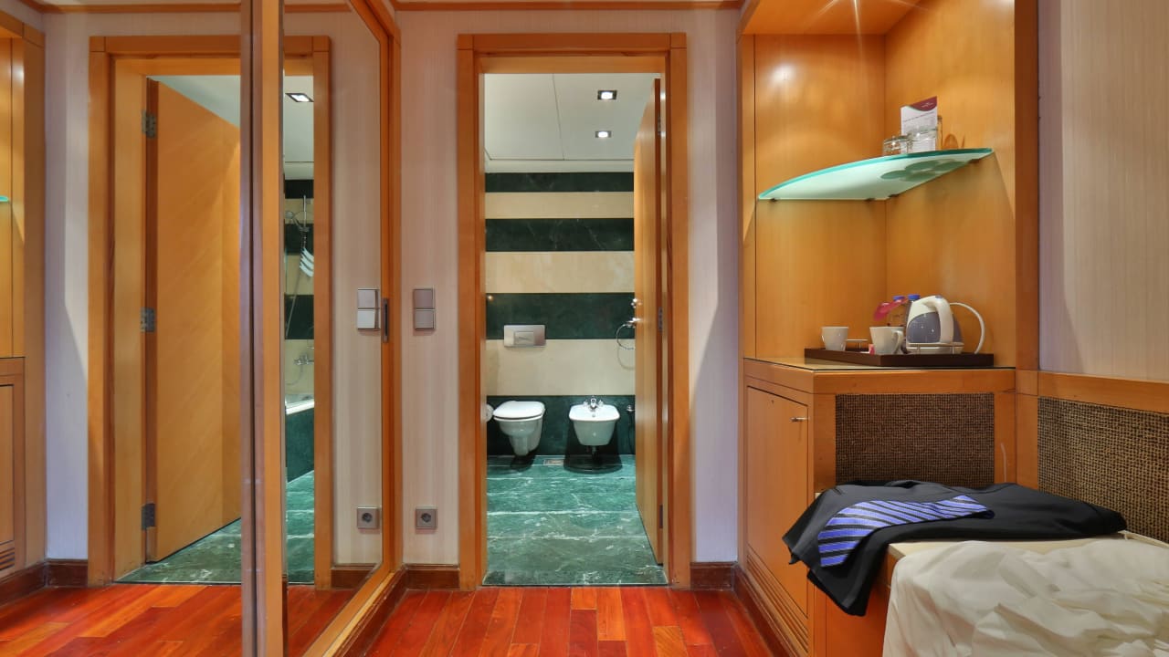 Wardrobe Hotel Crowne Plaza Beirut