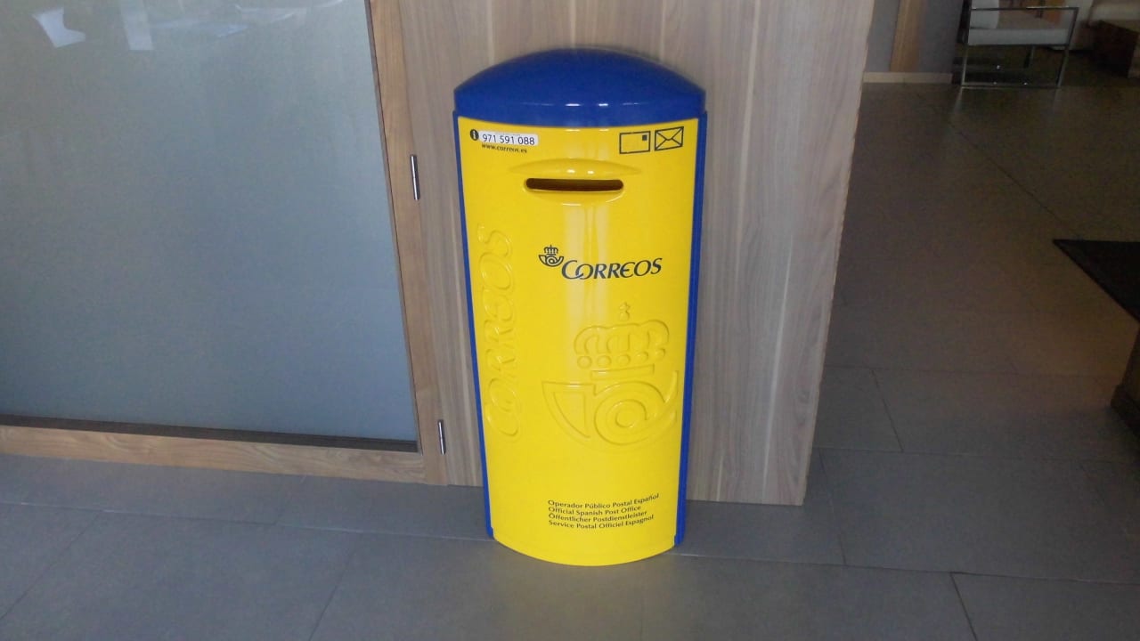 Sogar ein Postkasten wird angeboten BG Hotel Caballero