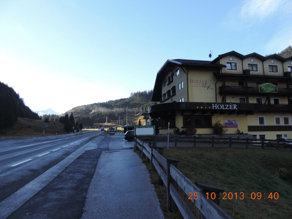 Blick von der Hauptstraße Berghotel Holzer