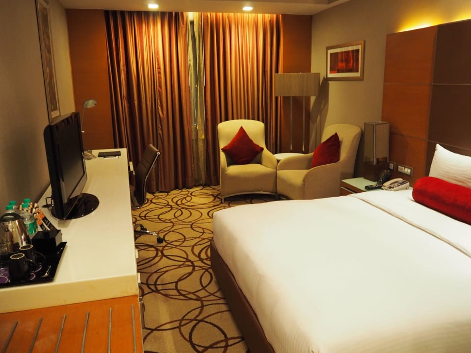 Erste Übernachtung: Zimmer Richtung Fenster  Hotel The Piccadily New Delhi