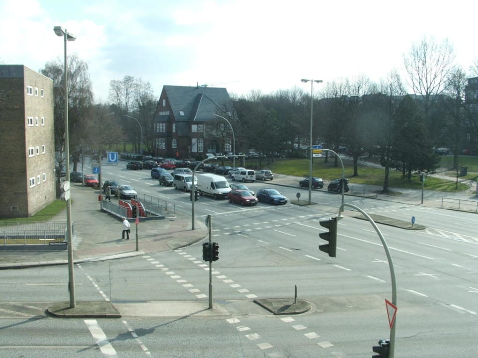 Strassenseite mit einem der U- Bahneingänge Novotel Hamburg City Alster
