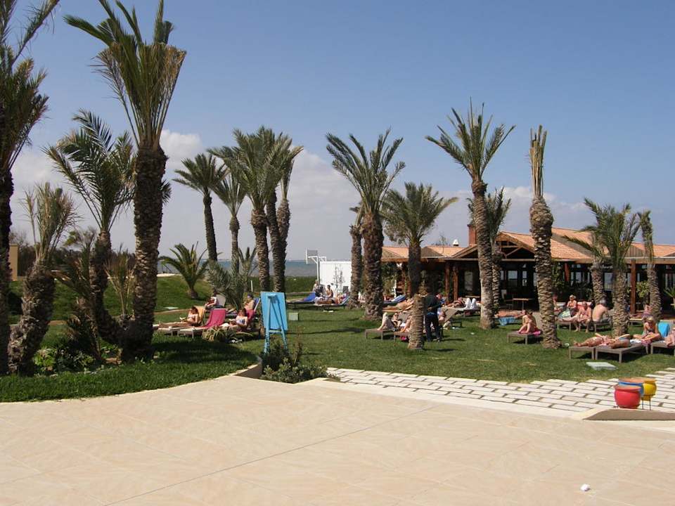 Garten mit Strandbar Hotel Rosa Beach