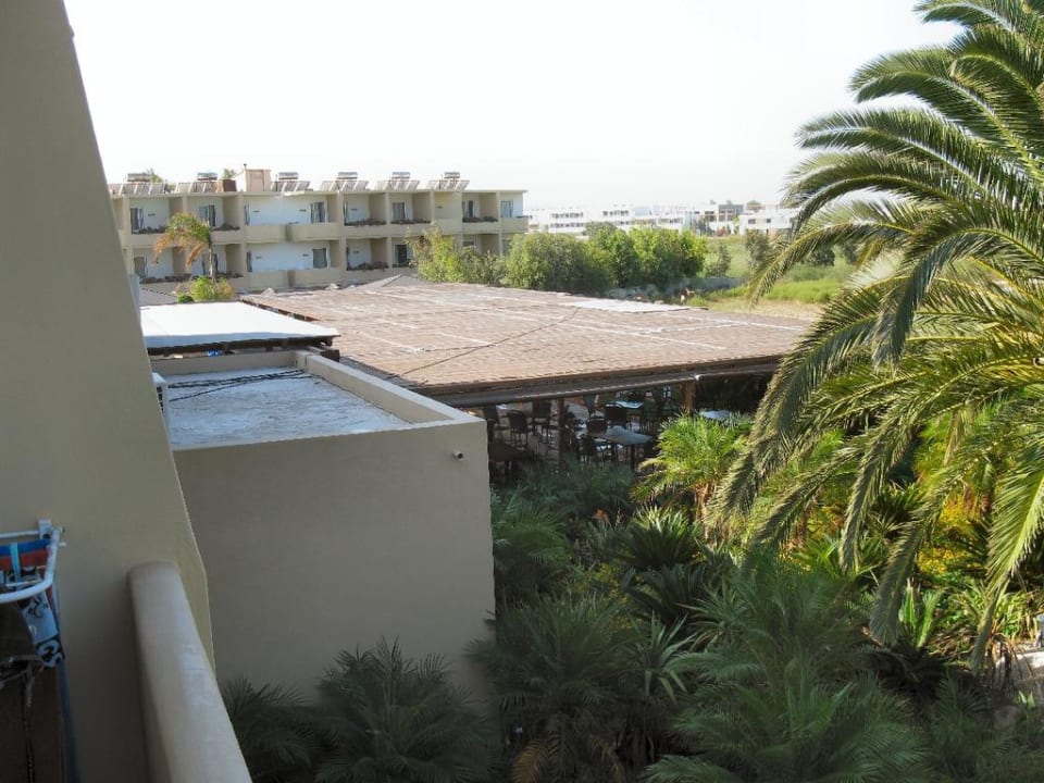 Poolbar und Mittagsrestaurant von unserem Balkon Sandy Beach Hotel & Family Suites