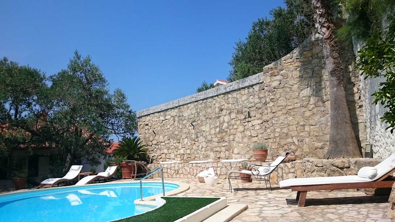 Poolanlage mit Liegen Apartments Lorenandreja