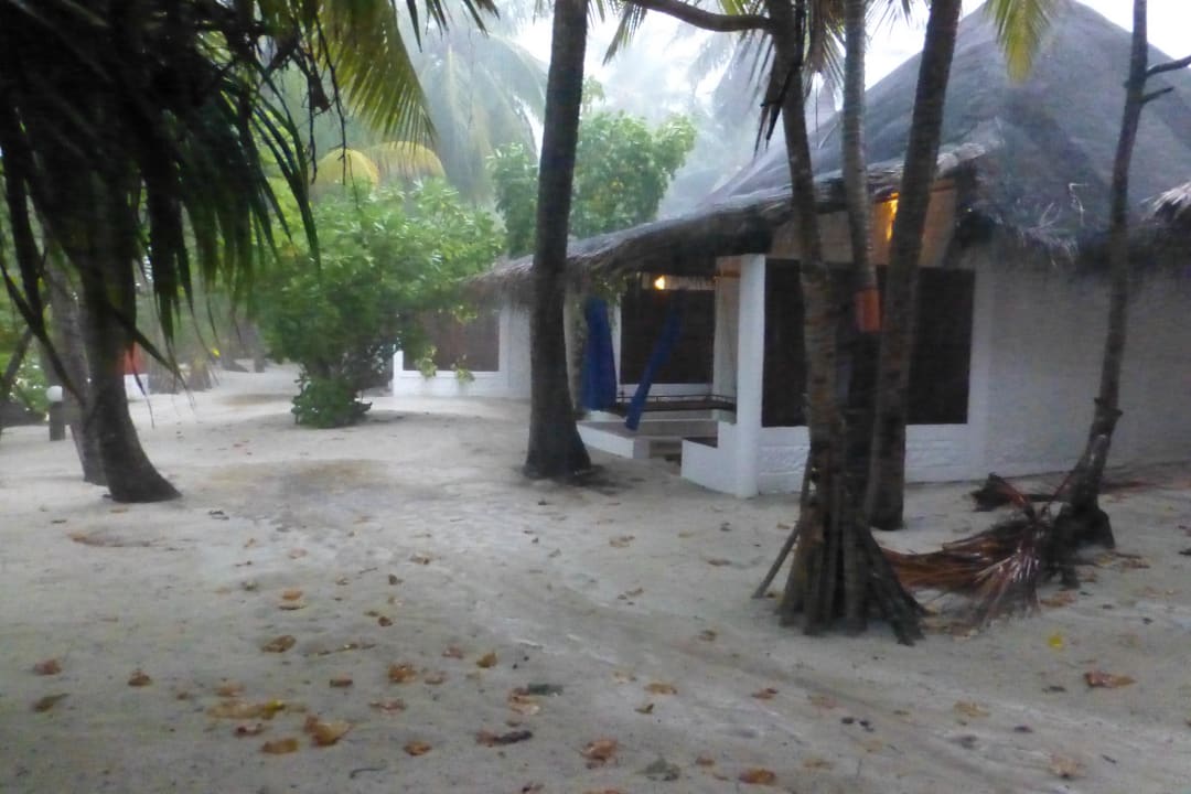 Regen im Paradies Angaga Island Resort