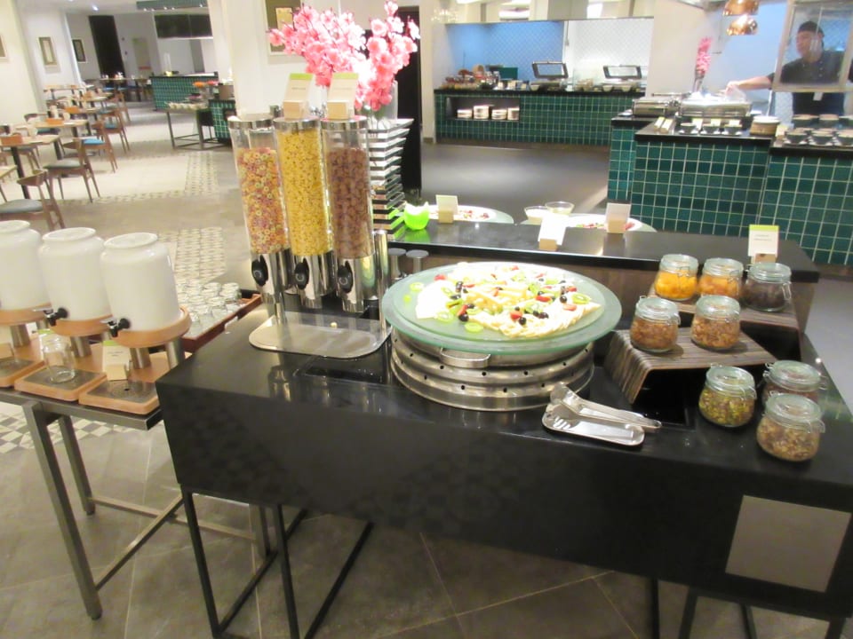 Blick ins Frühstücksrestaurant und aufs Buffet. DoubleTree Resort by Hilton Penang
