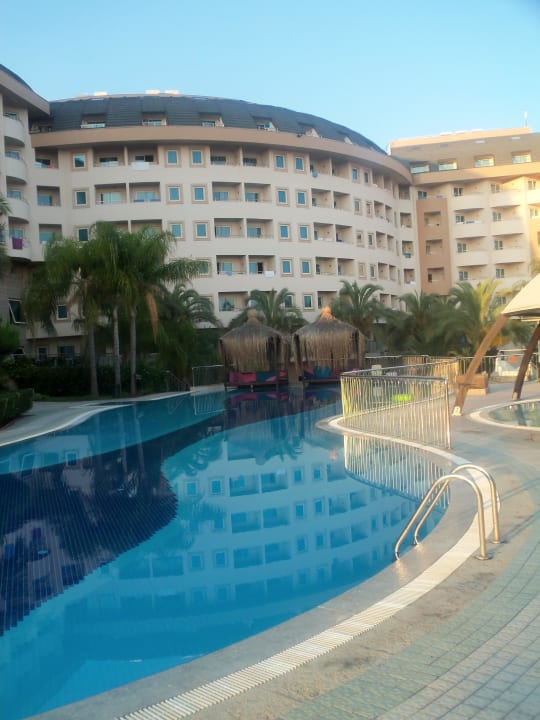 Blick auf Hotel von Poolbar Long Beach Alanya