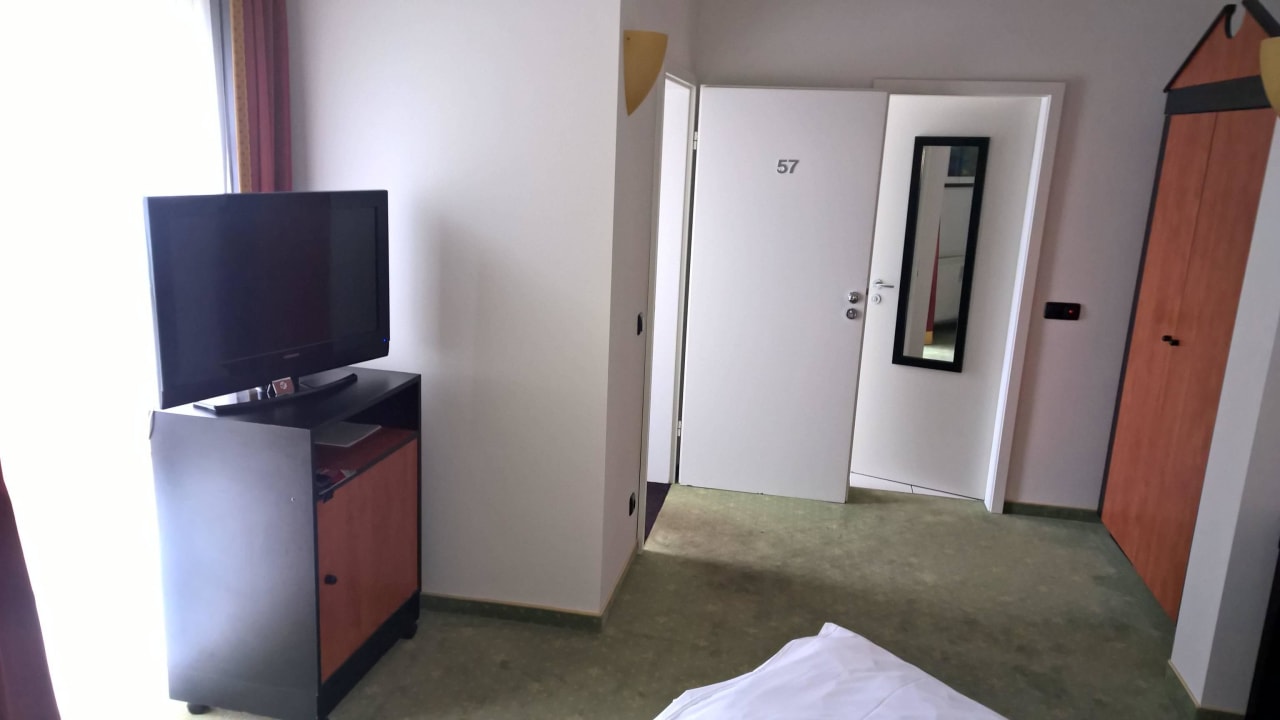 Zimmer im Hintergrund Tür zum Bad Hotel am Ruhrufer Business & Golf