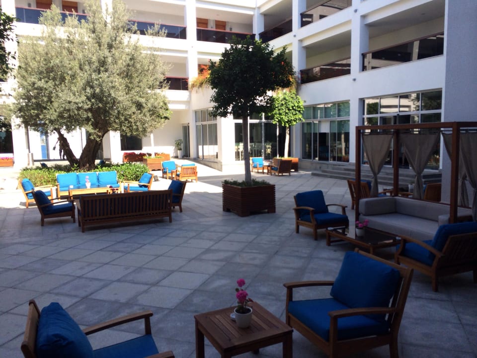 Innenhof an der Rezeption Xanadu Island Hotel