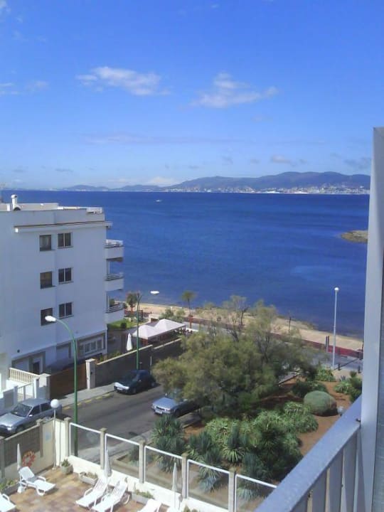 Blick links vom Hotel. Richtung Bucht BQ Apolo Hotel