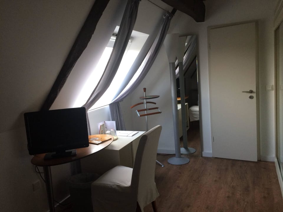 Kleiner Schreibtisch und TV Hotel Lennhof