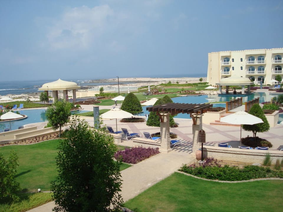 Blick vom Balkon auf Pool und Meer Wyndham Garden Salalah Mirbat