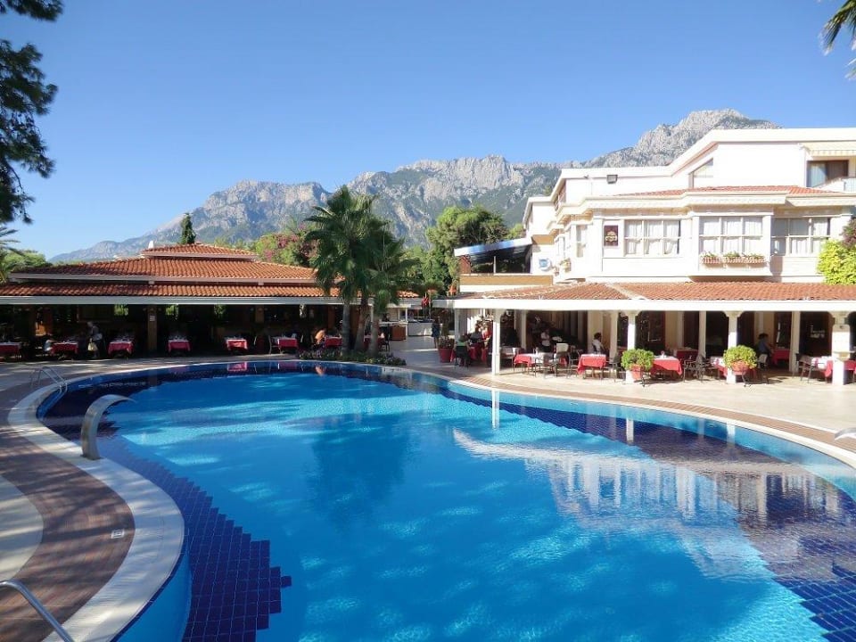 Pool mit Ausblick zum Restaurant Club Boran Mare Beach