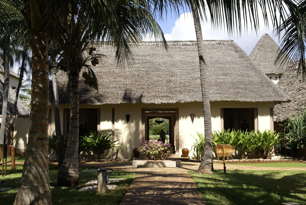 Eingang zur Lobby Neptune Pwani Beach Resort & Spa