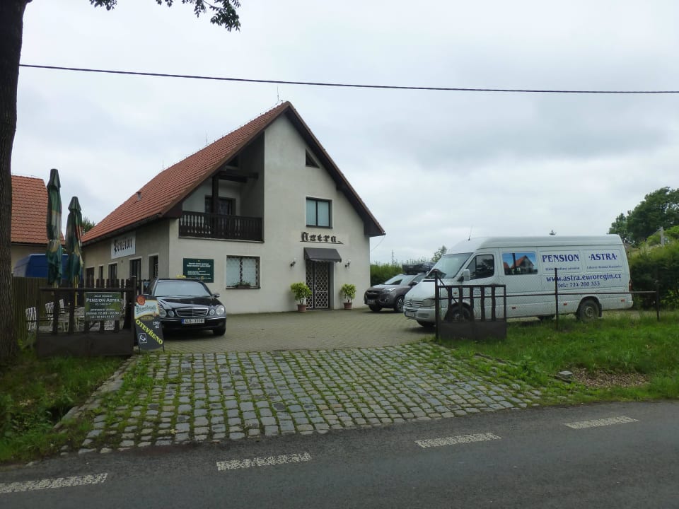 Direkt an der Straße Penzion Astra