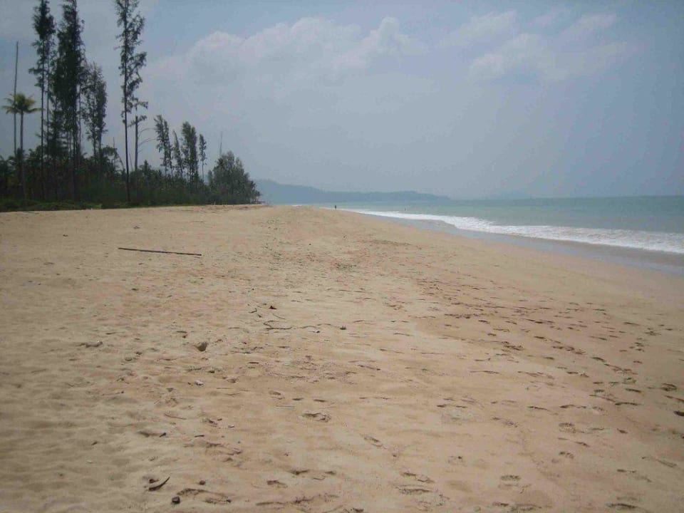 So viel Strand für so wenig Menschen - herrlich! Khaolak Orchid Beach Resort