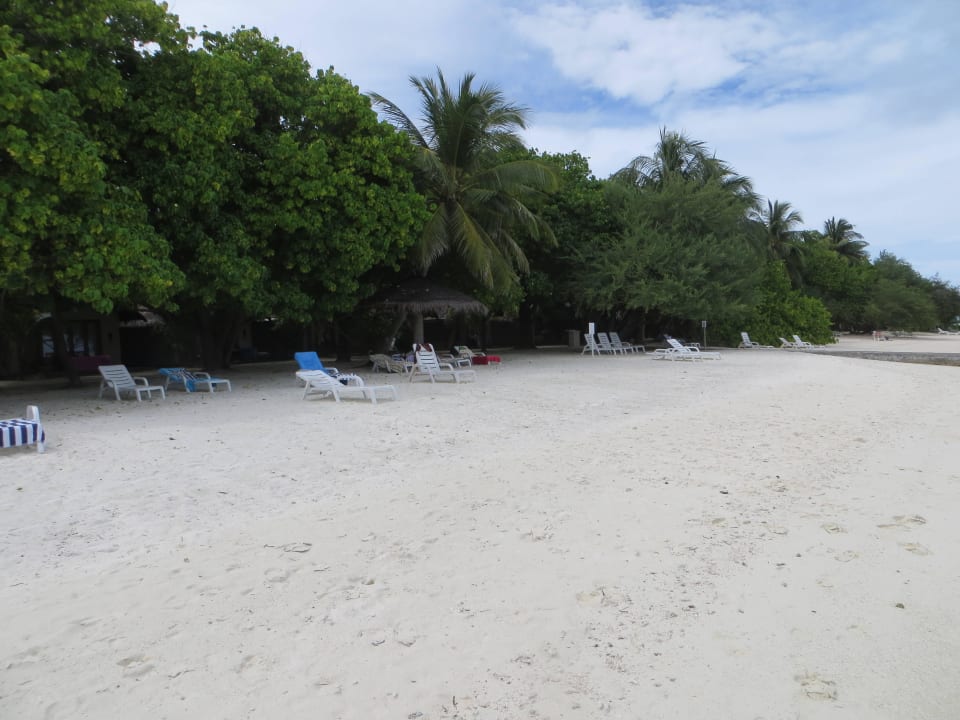 Spaziergang am Strand und den Beachvillen Adaaran Select Hudhuran Fushi - Premium All Inclusive