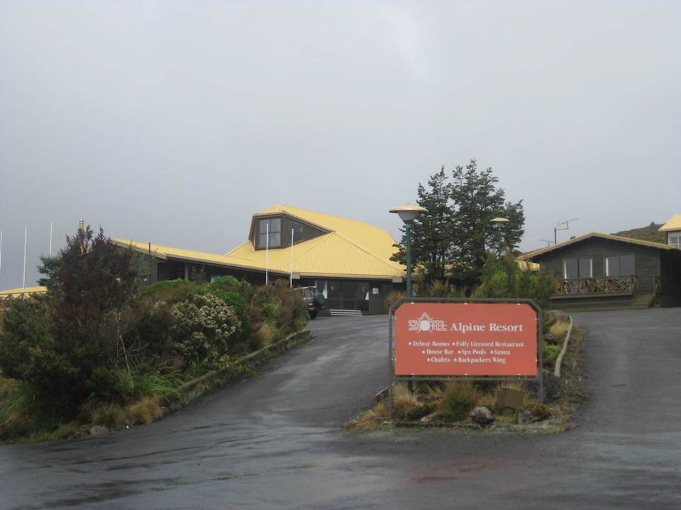 Einfahrt Skotel Alpine Resort