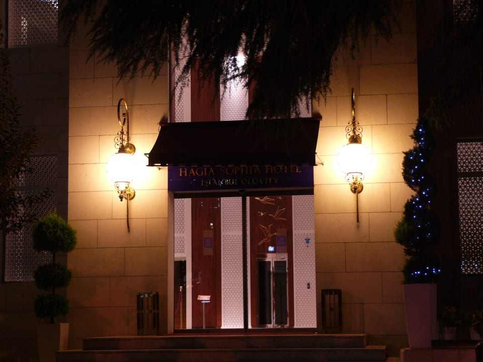Eingang bei Nacht Vogue Hotel Supreme Istanbul