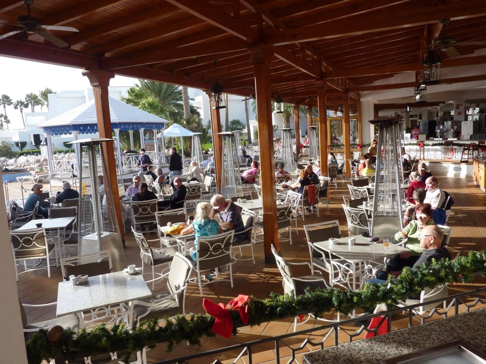 Außenbereich zwischen Bar und Pool Hotel Riu Paraiso Lanzarote