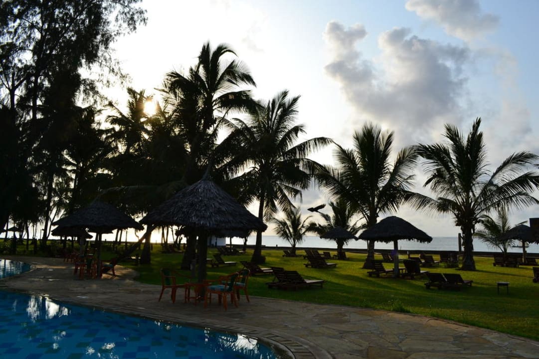 Blick vom Restaurant auf den Pool und Gartenanlage Neptune Palm Beach Boutique Resort & Spa