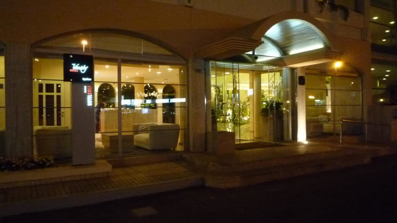 Hoteleingang bei Nacht VIVA Golf - Adults only 18+