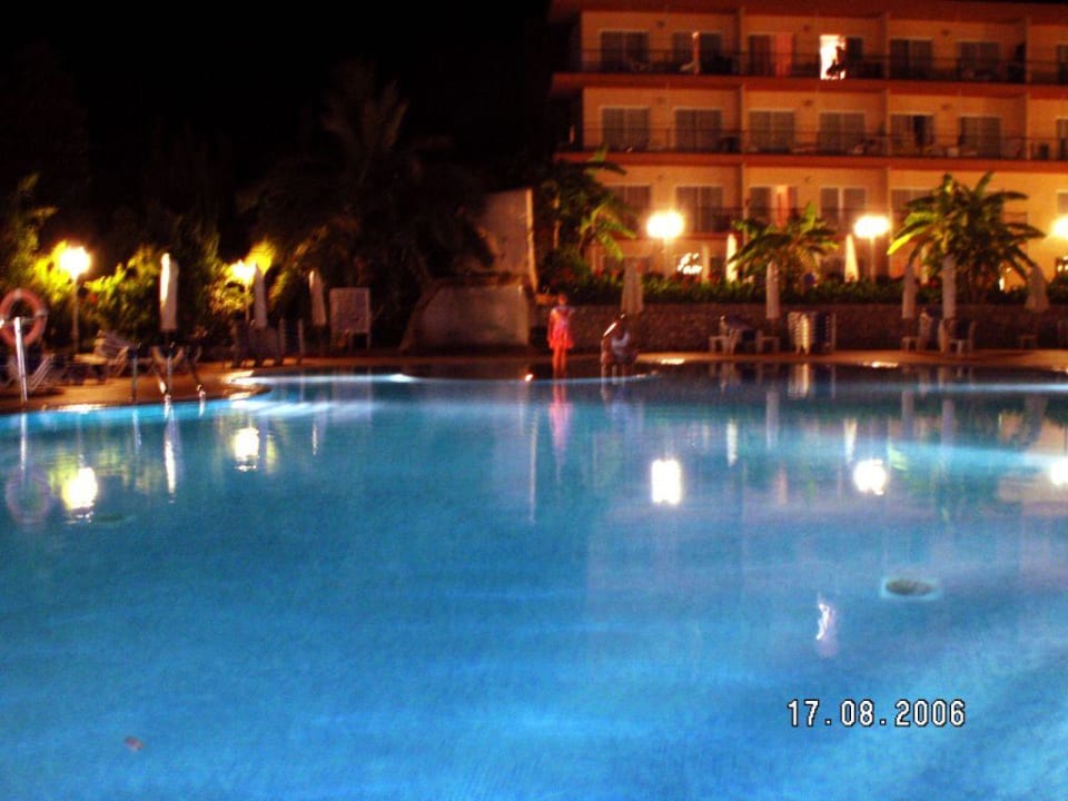 Großer Pool bei Nacht Valentin Grand Park Suite Hotel