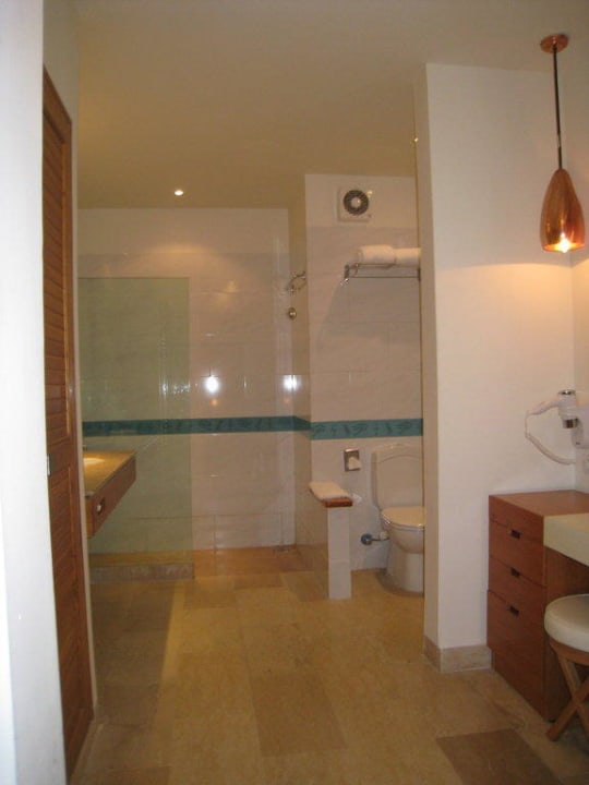 Bad im Deluxe Zimmer Mövenpick Resort & Spa El Gouna