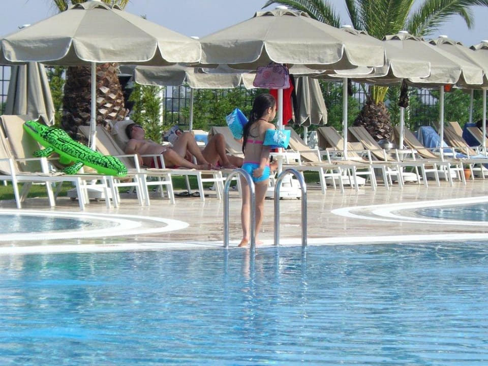 Plantschen im Pool Melas Lara Hotel