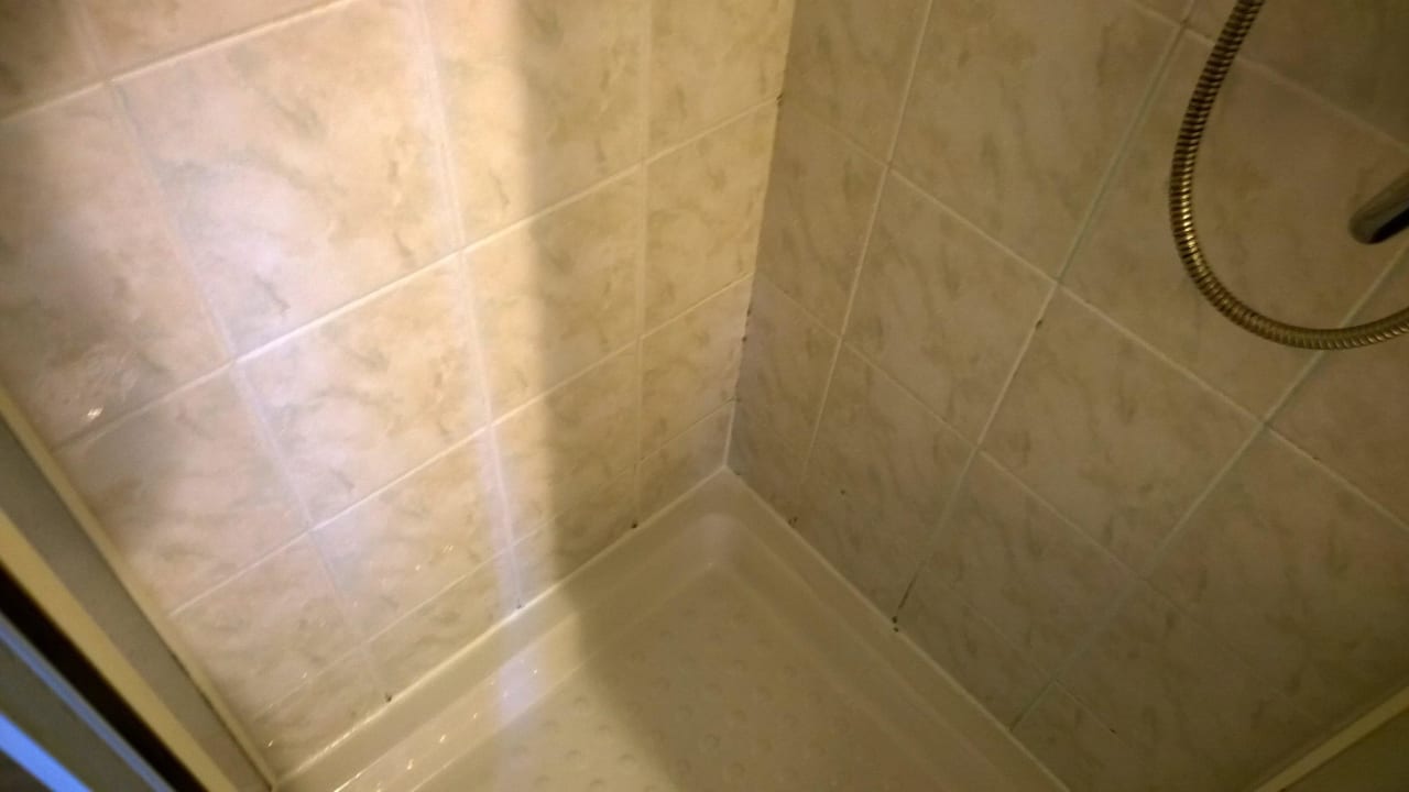 Schimmel in der Dusche Hotel Bardolino