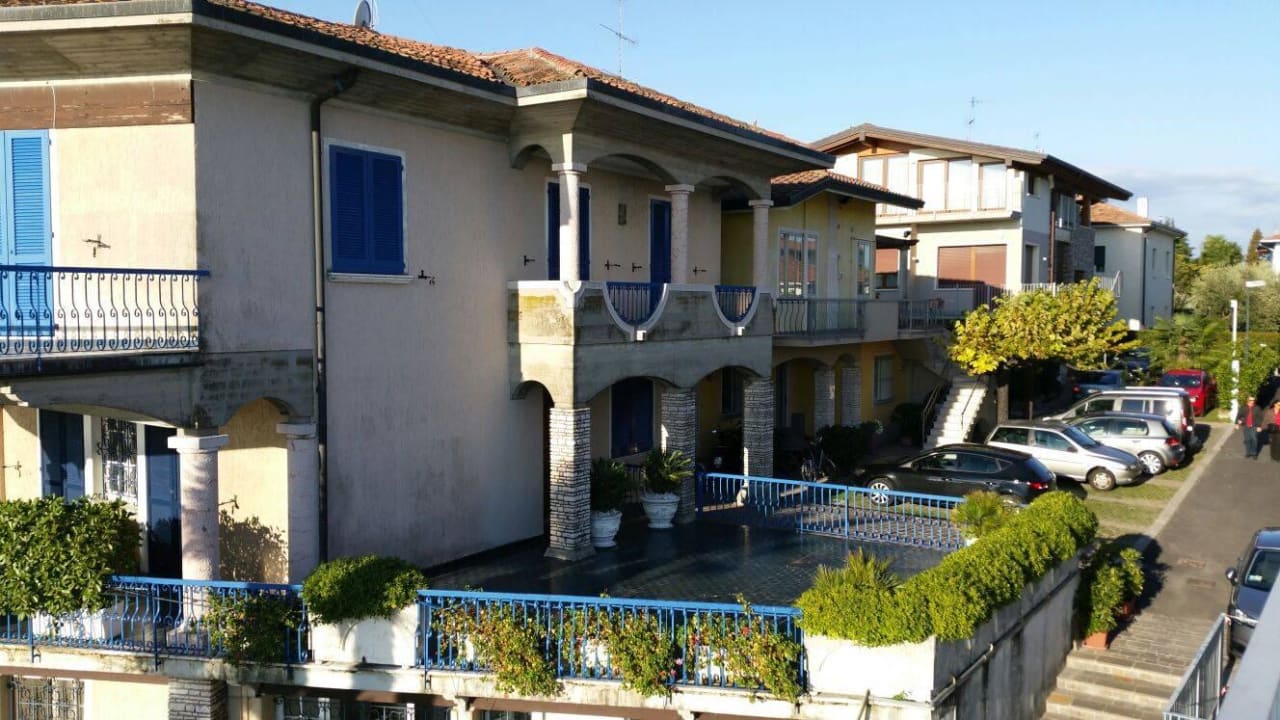 Auf der Terrasse zum Ort hin Hotel Ca' Serena