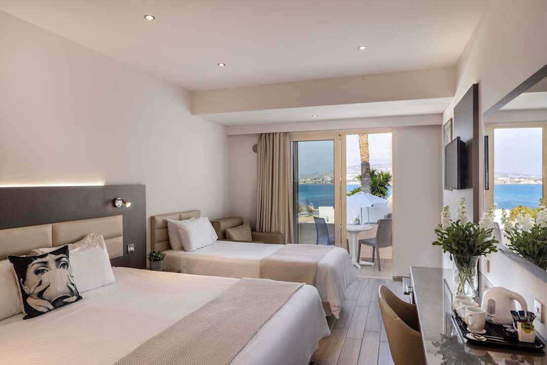 Zimmer Queen's Bay Hotel