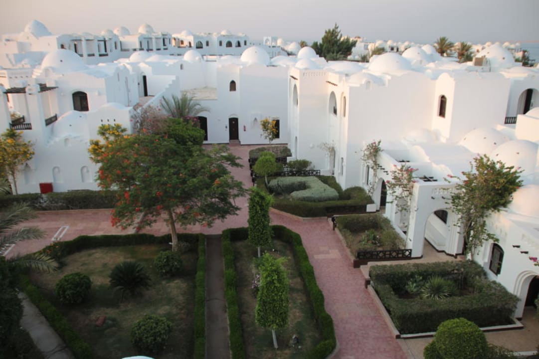 Blick über einen Teil der Anlage Richtung Meer Arabella Azur Resort