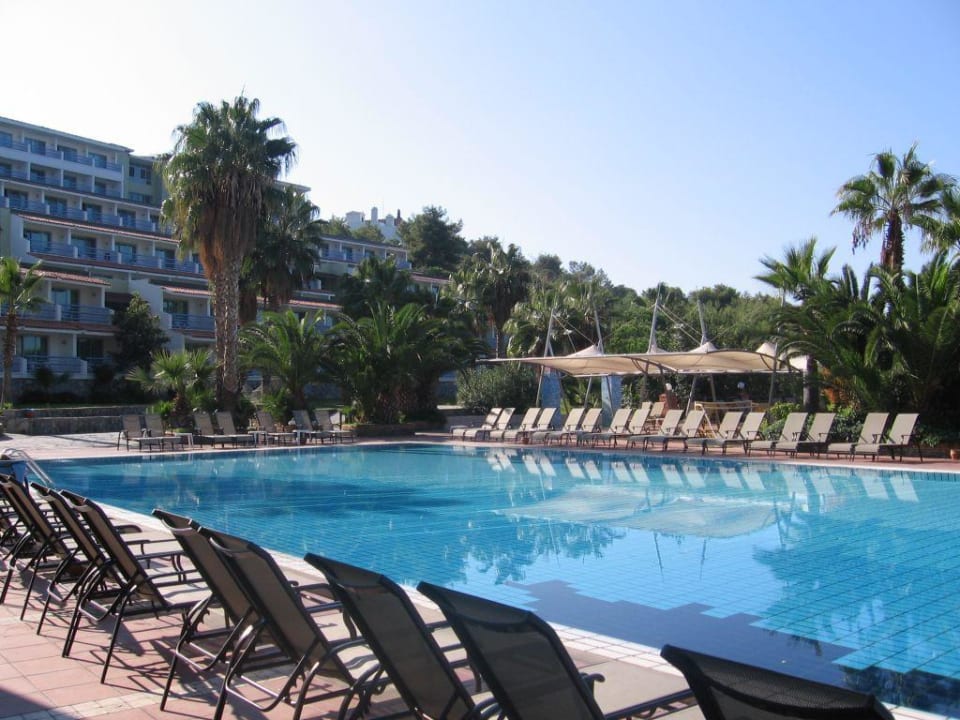 Hauptgebäude Hotel Pine Bay Holiday Resort