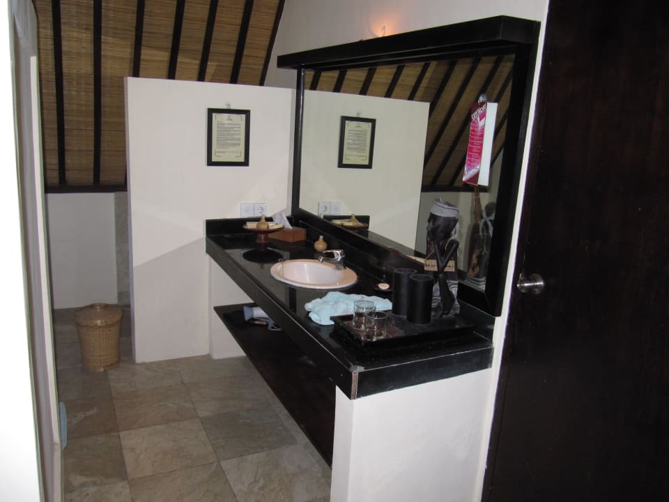 Das Bad (Dusche links dahinter) Hotel Vila Ombak