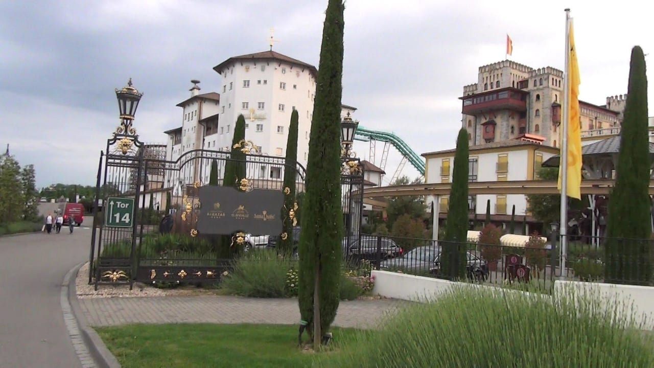 Vor dem Hotel Hotel Castillo Alcazar Europa-Park
